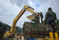 TNI menurunkan Yonzipur I/DD untuk memasang Jembatan Bailey yang menjadi akses vital penghubung Kabupaten Tapanuli Selatan dan Tapanuli Tengah
