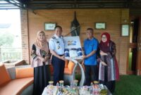Kepala Bakamla RI Laksdya TNI Dr. Irvansyah, S.H., M.Tr.Opsla., bersama dengan Ketua Dharma Wanita Persatuan (DWP) Bakamla RI Ny. Yuanita Irvansyah