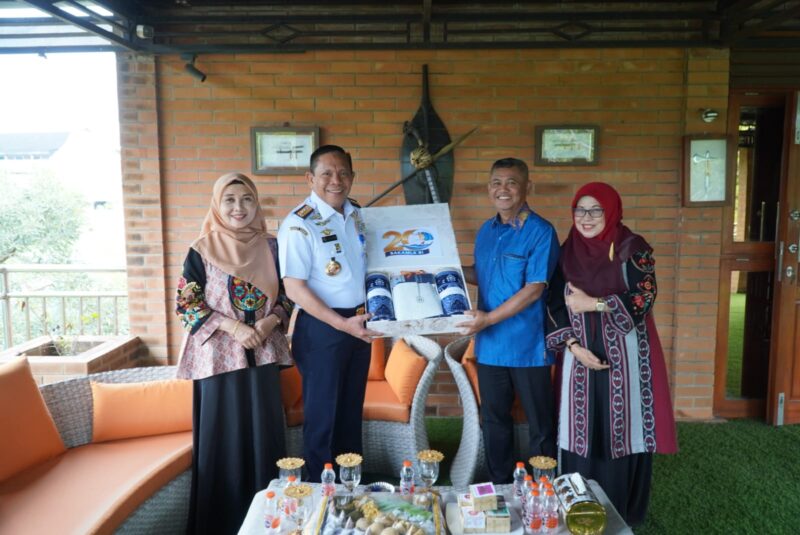 Kepala Bakamla RI Laksdya TNI Dr. Irvansyah, S.H., M.Tr.Opsla., bersama dengan Ketua Dharma Wanita Persatuan (DWP) Bakamla RI Ny. Yuanita Irvansyah