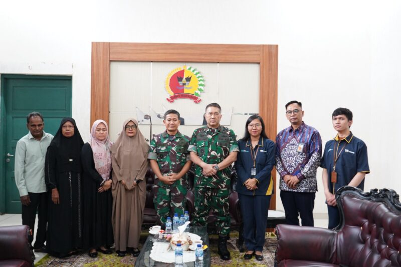 TNI melalui Kodam XX/TIB, menyerahkan santunan kepada keluarga prajurit yang gugur saat melaksanakan tugas evakuasi korban banjir
