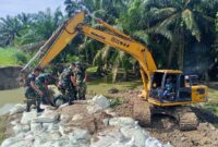 l 07/Stabat, Kodim 0203/Langkat, bersama warga Desa Stabat Lama, Kecamatan Wampu, Kabupaten Langkat, melaksanakan perbaikan