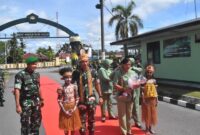 Dandim 1710/Mimika Letkol Inf M. Slamet Wijaya, S.Sos., M.Han., M.A. menyambut kedatangan Komandan Korem 173/PVB Brigjen TNI I Ketut Mertha Gunarda