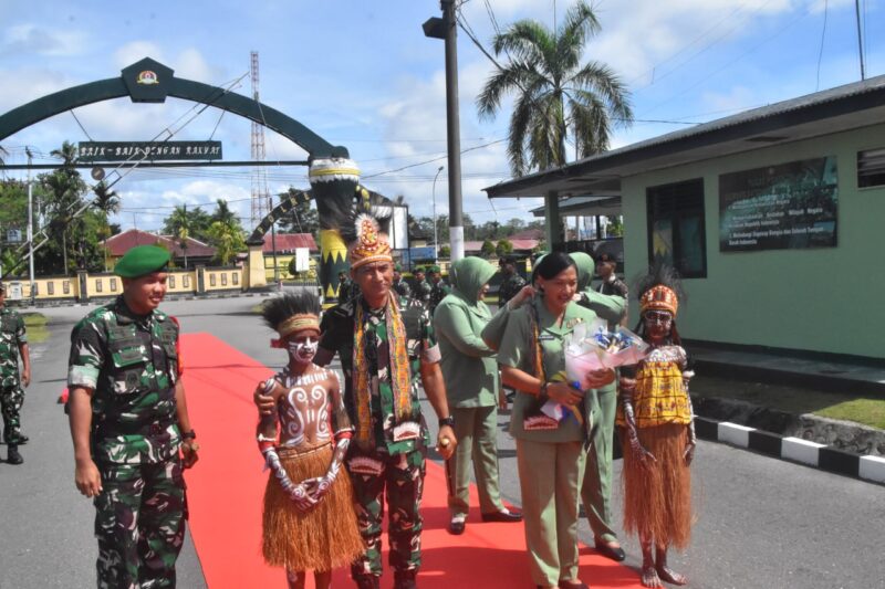 Dandim 1710/Mimika Letkol Inf M. Slamet Wijaya, S.Sos., M.Han., M.A. menyambut kedatangan Komandan Korem 173/PVB Brigjen TNI I Ketut Mertha Gunarda