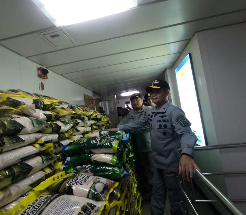 Direktur Operasi Udara Maritim Laksma Bakamla Bambang Somantri, S.I.P., M.Si melepas keberangkatan KN. Pulau Dana-323