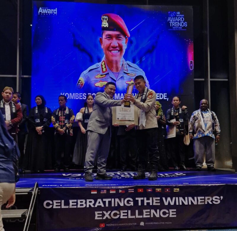 Direktur Reserse Kriminal Khusus (Dirkrimsus) Polda Gorontalo, Kombes Pol. Dr. Maruly Pardede, S.H., S.I.K., M.H., menerima penghargaan