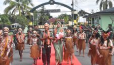 Komandan Kodim 1710/Mimika yang baru, Letkol Inf Redi Dwi Yuda Kurniawan, S.I.P., didampingi Ketua Persit Kartika Chandra Kirana Cabang XXXV