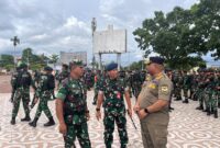 Komandan Kodim 1710/Mimika, Letkol Inf Redi Dwi Yuda Kurniawan, S.I.P., bersama personel Kodim 1710/Mimika mengikuti apel