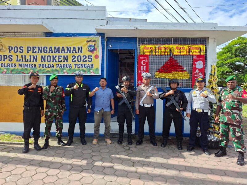 personel TNI dari Kodim 1710/Mimika bersinergi bersama Polri melaksanakan kegiatan pengamanan dan pelayanan kepada masyarakat
