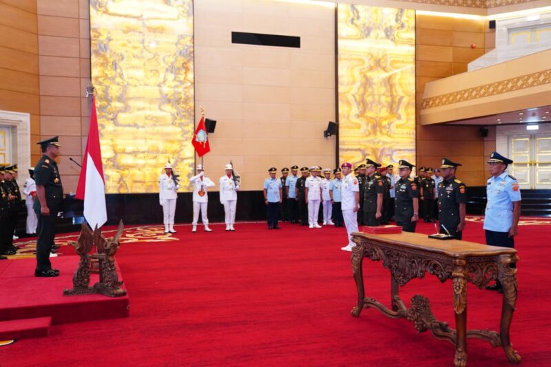 Wakil Panglima TNI Jenderal TNI Tandyo Budi R mewakili Panglima TNI Jenderal TNI Agus Subiyanto memimpin upacara serah terima jabatan
