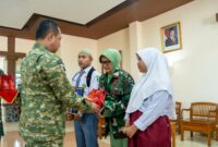 Panglima TNI Jenderal TNI Agus Subiyanto mengunjungi dan menguatkan hati keluarga prajurit TNI yang gugur saat bertugas