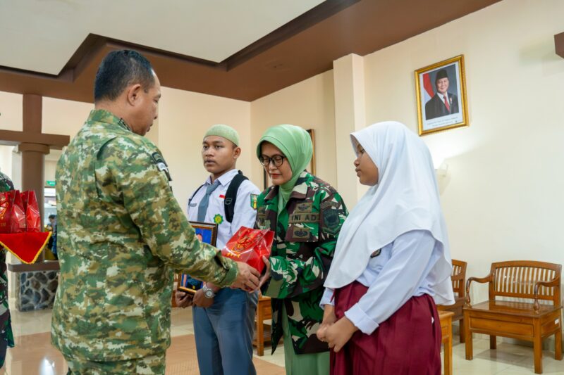 Panglima TNI Jenderal TNI Agus Subiyanto mengunjungi dan menguatkan hati keluarga prajurit TNI yang gugur saat bertugas