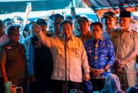 Panglima TNI Jenderal TNI Agus Subiyanto mendampingi Presiden RI Prabowo Subianto meninjau langsung posko pengungsian korban banjir