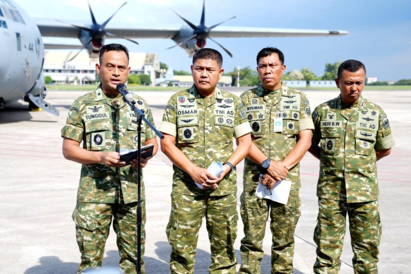 Wakapuspen TNI Brigjen TNI Osmar Silalahi, didampingi Kadispenal Laksma TNI Tunggul, Kadispenau Marsma TNI I Nyoman Suadnyana dan Sesdispenad