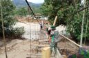 Prajurit TNI dari Posramil Darul Hasanah jajaran Kodim 0108/Aceh Tenggara bersama warga masyarakat melaksanakan perbaikan jembatan