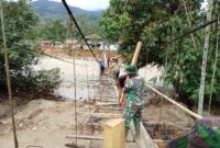 Prajurit TNI dari Posramil Darul Hasanah jajaran Kodim 0108/Aceh Tenggara bersama warga masyarakat melaksanakan perbaikan jembatan