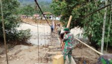 Prajurit TNI dari Posramil Darul Hasanah jajaran Kodim 0108/Aceh Tenggara bersama warga masyarakat melaksanakan perbaikan jembatan