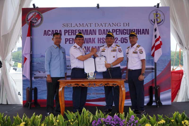 Kepala Bakamla RI Laksdya TNI Dr. Irvansyah, S.H., M.Tr.Opsla., memimpin langsung jalannya acara Peresmian dan Pengukuhan Pengawak High Speed Craft