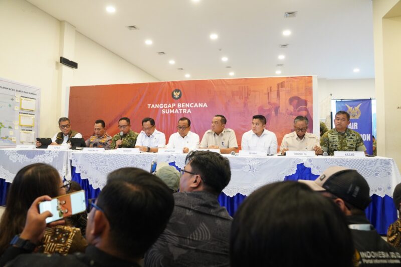 Panglima TNI Jenderal TNI Agus Subiyanto menyampaikan perkembangan penanganan bencana di sejumlah wilayah Sumatera