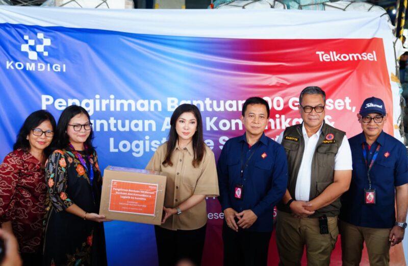 Tentara Nasional Indonesia (TNI) berkolaborasi mengirimkan bantuan logistik dari Kementrian Komunikasi dan Digital (Komdigi)