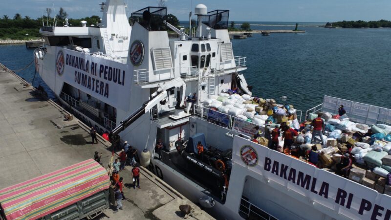 Bakamla RI lewat unsur KN. Pulau Dana-323 yang membawa bantuan kemanusiaan Peduli Sumatra seberat 92,2 ton bagi masyarakat terdampak