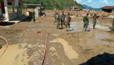 Prajurit TNI bersama masyarakat melaksanakan aksi gotong royong membersihkan Poliklinik Kesehatan Desa (Polindes) di Desa Toweren Uken