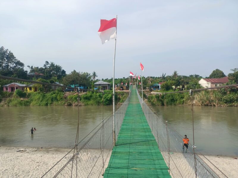 TNI melalui Satgas Gulbencal Kodam I/Bukit Barisan berhasil merampungkan renovasi Jembatan Gantung Garuda