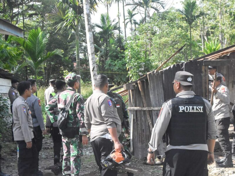 Aparat gabungan TNI dan Polri melaksanakan sweeping pasca terjadinya konflik perang suku di Kampung Kwamki Narama