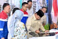 Panglima TNI Jenderal TNI Agus Subiyanto mendampingi Presiden Republik Indonesia Prabowo Subianto dalam peresmian infrastruktur energi