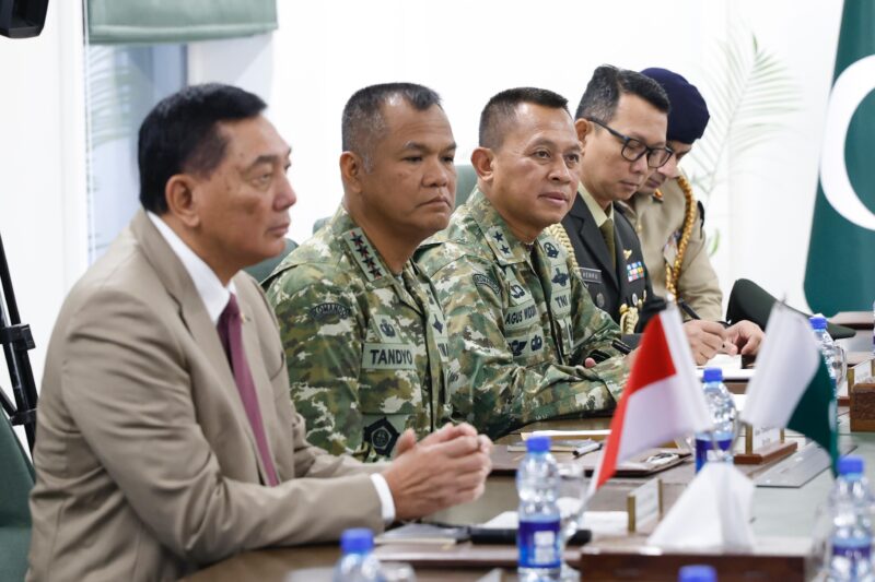 Wakil Panglima TNI Jenderal TNI Tandyo Budi R mendampingi Menteri Pertahanan Republik Indonesia (Menhan RI), Sjafrie Sjamsoeddin