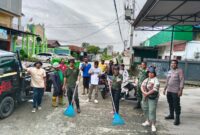 Babinsa Koramil 1710-02/Timika Sertu Mathius Lipan bersama Bhabinkamtibmas ajak warga masyarakat melaksanakan kegiatan kerja bakti