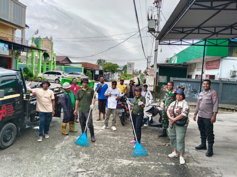 Babinsa Koramil 1710-02/Timika Sertu Mathius Lipan bersama Bhabinkamtibmas ajak warga masyarakat melaksanakan kegiatan kerja bakti