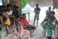 Babinsa Koramil 1710-01/Kokonao, Kodim 1710/Mimika Sertu Federik Sada melaksanakan Komunikasi Sosial