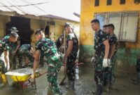 Taruna Akademi TNI yang tergabung dalam Satuan Tugas Taruna (Satgastar) Latihan Integrasi Taruna Wreda Nusantara (Latsitarda Nusantara) ke-46