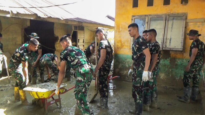 Taruna Akademi TNI yang tergabung dalam Satuan Tugas Taruna (Satgastar) Latihan Integrasi Taruna Wreda Nusantara (Latsitarda Nusantara) ke-46