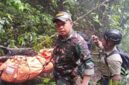 Prajurit TNI dari Kodam XIV/Hasanuddin berhasil menemukan dua korban kecelakaan pesawat ATR 42-500 yang jatuh di wilayah pegunungan Bulusaraung