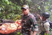 Prajurit TNI dari Kodam XIV/Hasanuddin berhasil menemukan dua korban kecelakaan pesawat ATR 42-500 yang jatuh di wilayah pegunungan Bulusaraung