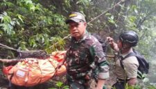 Prajurit TNI dari Kodam XIV/Hasanuddin berhasil menemukan dua korban kecelakaan pesawat ATR 42-500 yang jatuh di wilayah pegunungan Bulusaraung