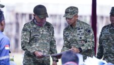 Panglima TNI melaksanakan peninjauan ke Batalyon Infanteri Teritorial Pembangunan (Yonif TP) 890/Gardha Sakti di Desa Cijayana