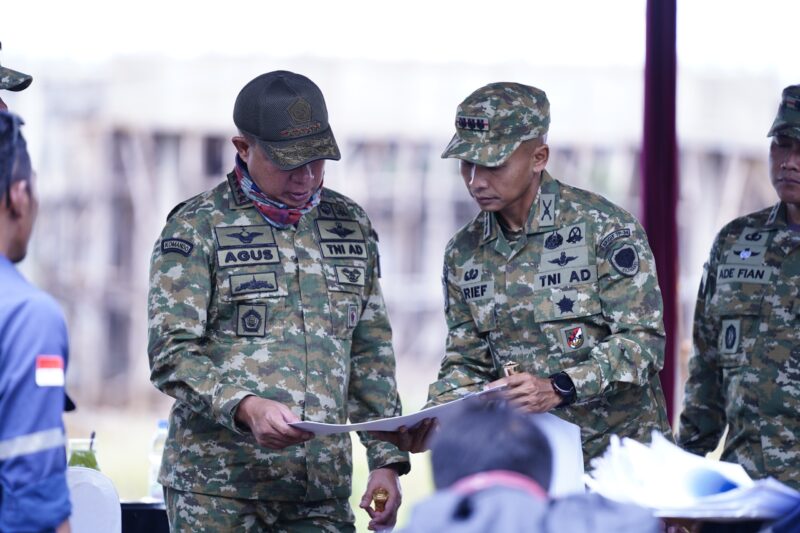 Panglima TNI melaksanakan peninjauan ke Batalyon Infanteri Teritorial Pembangunan (Yonif TP) 890/Gardha Sakti di Desa Cijayana