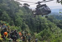 Upaya pencarian korban jatuhnya pesawat ATR 42-500 di kawasan Gunung Bulusaraung, Kabupaten Pangkep, Sulawesi Selatan