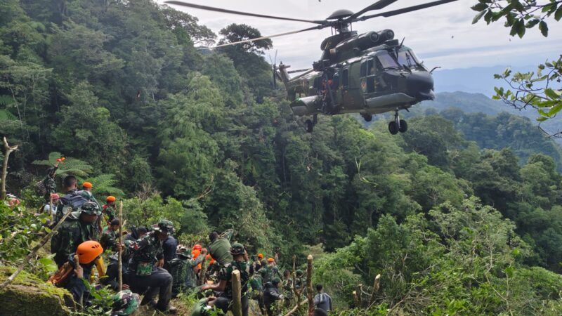 Upaya pencarian korban jatuhnya pesawat ATR 42-500 di kawasan Gunung Bulusaraung, Kabupaten Pangkep, Sulawesi Selatan