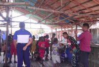 Babinsa Koramil 1710-07/Mapurujaya Sertu Selamet Jaya Abasi, terlihat ketika Ia sedang bersama anak-anak di wilayah binaan Kp. Pomako