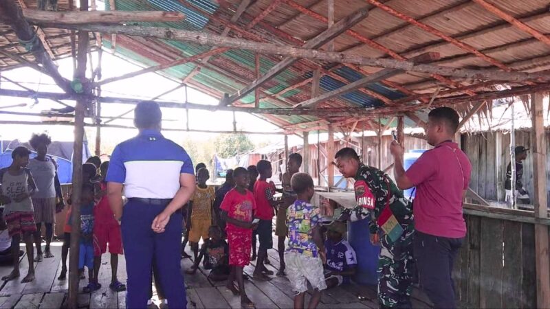 Babinsa Koramil 1710-07/Mapurujaya Sertu Selamet Jaya Abasi, terlihat ketika Ia sedang bersama anak-anak di wilayah binaan Kp. Pomako