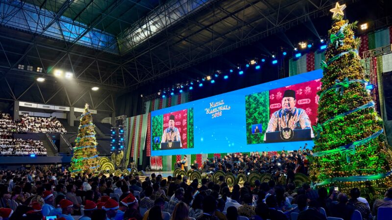 Panglima TNI Jenderal TNI Agus Subiyanto mendampingi Presiden Republik Indonesia Prabowo Subianto menghadiri Perayaan Natal Nasional 2025