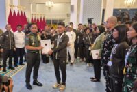 Panglima TNI Jenderal TNI Agus Subiyanto memberikan penghargaan berupa Kenaikan Pangkat Luar Biasa (KPLB)