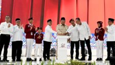 Panglima TNI Jenderal TNI Agus Subiyanto mendampingi Presiden Republik Indonesia Prabowo Subianto meresmikan 166 Sekolah Rakyat