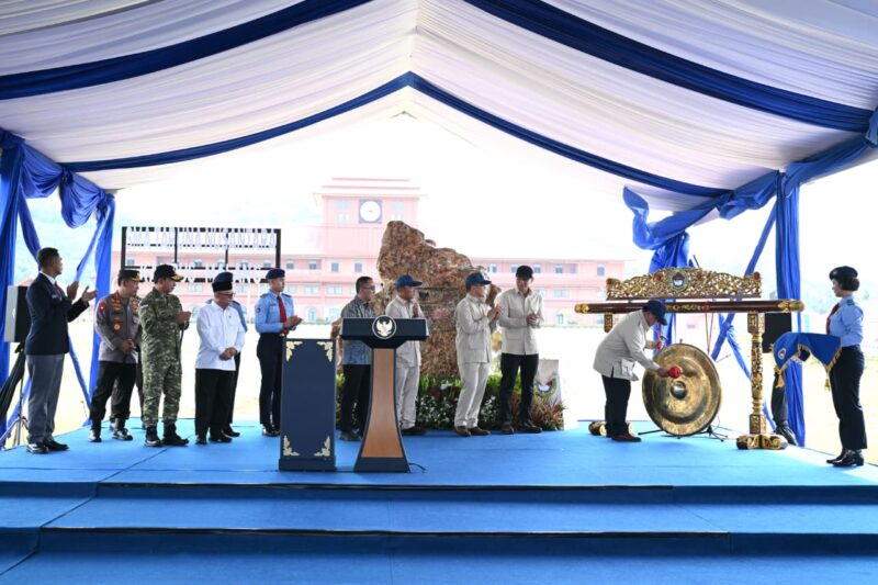 Panglima TNI Jenderal TNI Agus Subiyanto mendampingi Presiden Republik Indonesia Prabowo Subianto