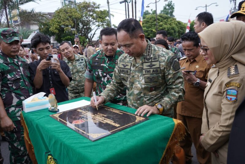 Panglima TNI Jenderal TNI Agus Subiyanto meresmikan Monumen Panser Saladin yang berlokasi di Bundaran Alun-Alun Cijulang