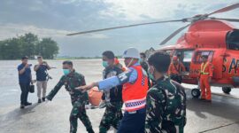 Satu jenazah korban jatuhnya pesawat ATR 42-500 berhasil dievakuasi menggunakan helikopter Rescue Basarnas Dauphin AS-365 N3