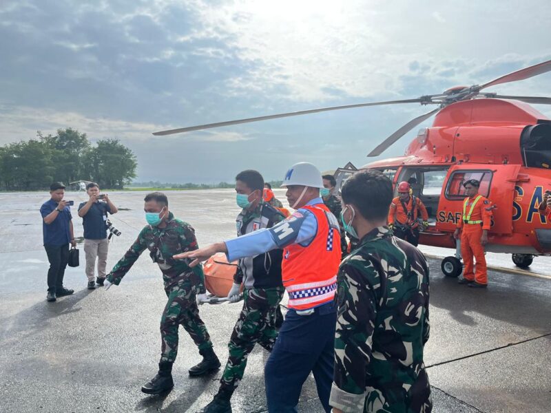 Satu jenazah korban jatuhnya pesawat ATR 42-500 berhasil dievakuasi menggunakan helikopter Rescue Basarnas Dauphin AS-365 N3